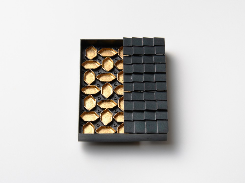 MArikoSumioka Door brooch Gold