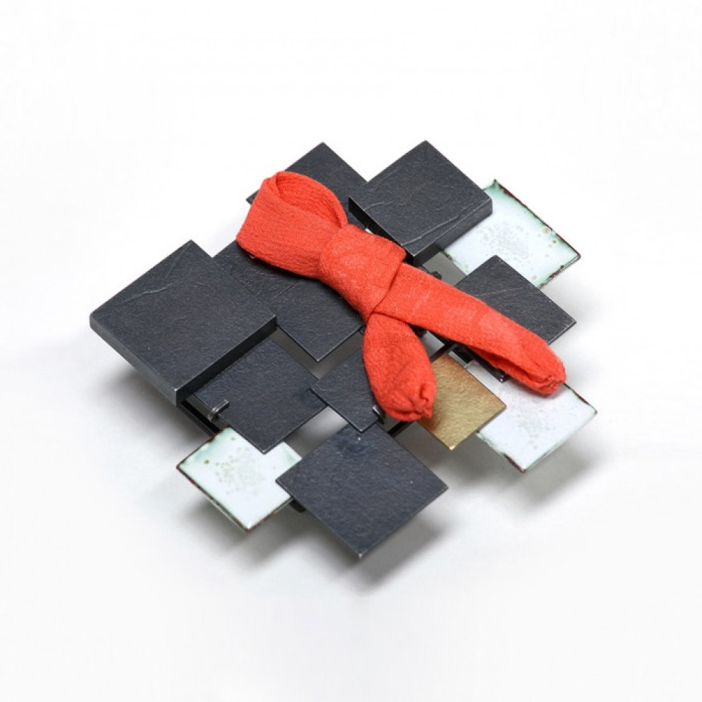 mariko sumioka kimono brooch FillWzEwMDAsNzUwXQ ScaleWidthWzEwMDBd